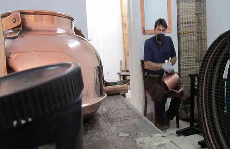 Como dice la biblia, Ángel Gómez, limpia y pule las vasijas como si fuera un arte de Dios. Fotografía vía: Vanessa López Suaza.