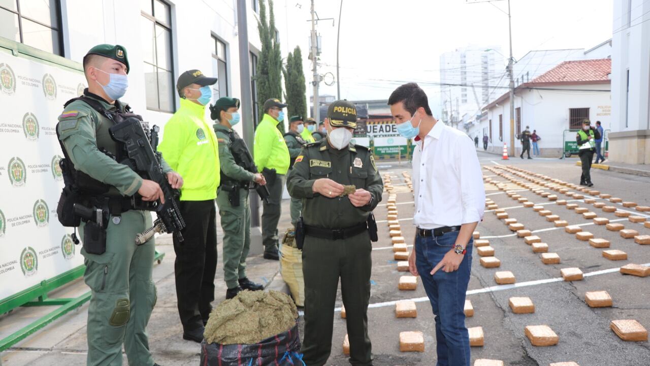 El comandante de la Policía Metropolitana de Bucaramanga, general Javier Martín (centro), muestra al secretario del Interior de Bucaramanga, José David Cavanzo, parte de la droga incautada.