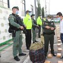 El comandante de la Policía Metropolitana de Bucaramanga, general Javier Martín (centro), muestra al secretario del Interior de Bucaramanga, José David Cavanzo, parte de la droga incautada.