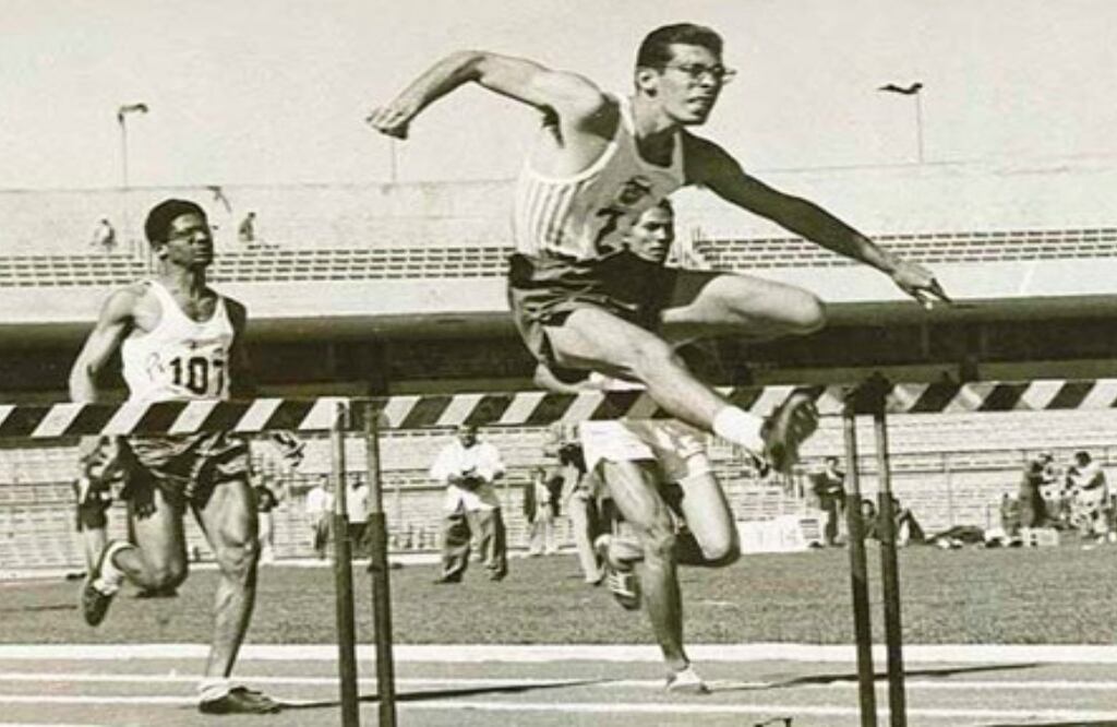 Tras Berlín 1936 y Londres 1948, Colombia logró llevar a Melbourne 1956, 26 deportistas en seis disciplinas. Allí el abanderado fue el atleta vallecaucano Jaime Aparicio, quien, a pesar de ser muy talentoso para varios deportes, tenía que utilizar siempre gafas, un impedimento a la hora de practicar natación, fútbol y baloncesto. A los 16 años, leyendo un libro sobre atletismo, se dio cuenta de que en esa disciplina no tenía que quitarse las gafas. Se convirtió en un destacado campeón nacional, sudamericano y aunque pudo haber sido medallista olímpico, sus obligaciones laborales no le permitieron tener regularidad en sus entrenamientos. Foto: Cortesía Comité Olímpico Colombiano
