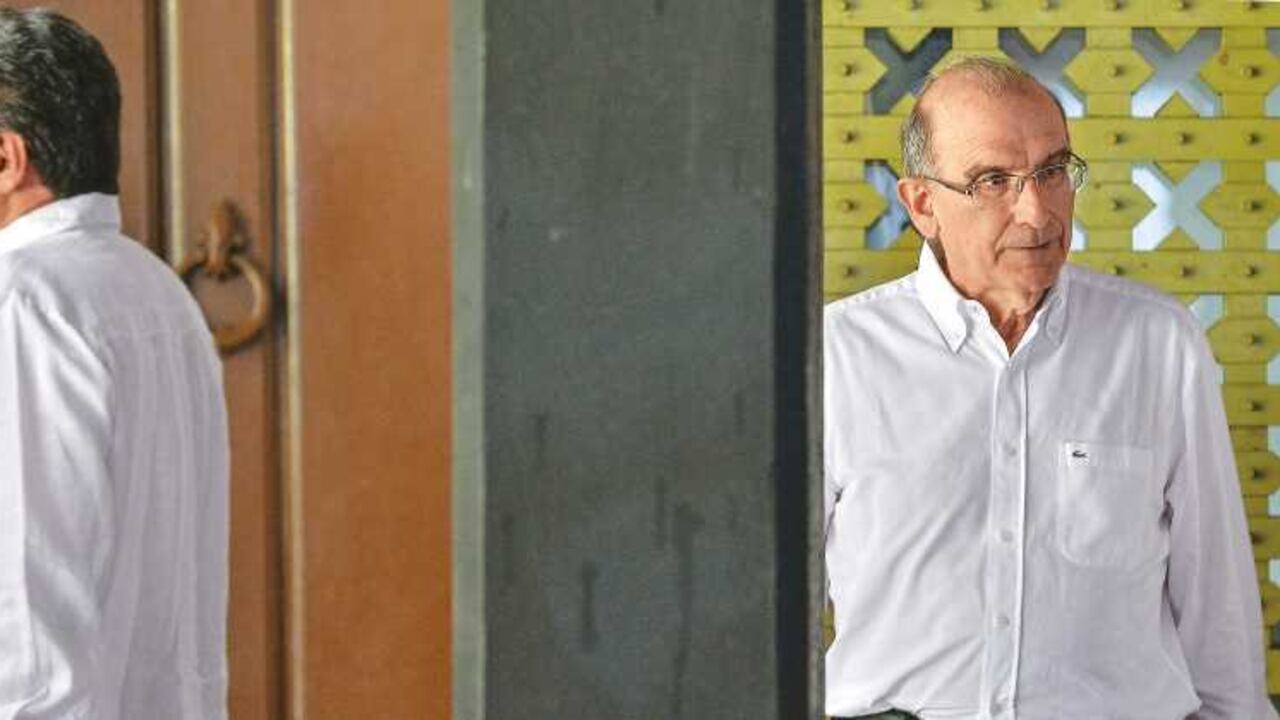 Las Farc dicen que el gobierno desconoció el trabajo de un año de cinco generales que diseñaron el cese con delegados de la guerrilla.