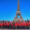 Jugadoras de la Selección Colombia Sub-17 frente a la Torre Eiffel en París, Francia.