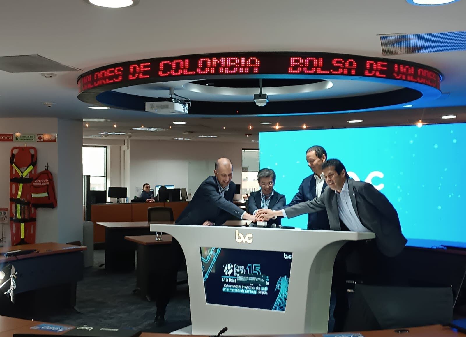 La alcaldesa Claudia López lideró un acto simbólico para tocar la campana del escenario bursátil.