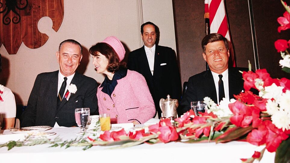 Se dice que el traje era uno de los favoritos del presidente y ella no quería ponérselo ese día debido a que era pesado y hacía calor, pero él insistió.