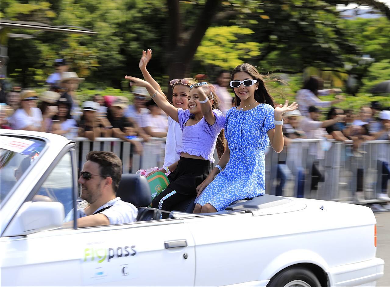 Desfile de Autos Clásicos y Antiguos en Medellín.