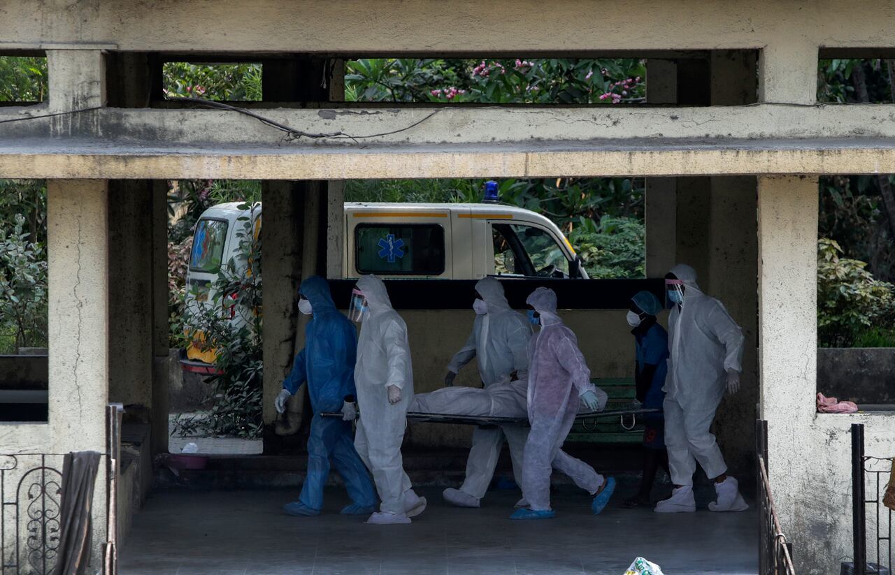 El cuerpo de una persona que murió de COVID-19 es llevado para la cremación en el crematorio Vasai en Palghar, cerca de Mumbai, India. (Foto AP / Rajanish Kakade, archivo)