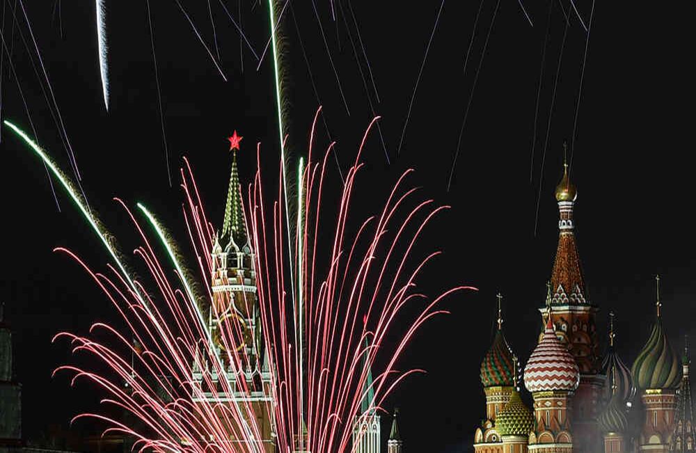 Con el Kremlin y la Catedral de San Basilio comomarco se celebró la llegada del 2018 en Rusia.
