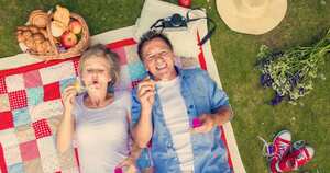 Picnic al aire libre: es uno de los mejores planes para celebrar amor y amistad, debe tener en cuenta el lugar y la comida que desea llevar. Busque aquellos sitios que puedan ofrecerle un ambiente tranquilo y agradable a la vista.
