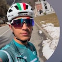 Juan Diego Quintero (izq.) el nuevo fichaje del Ineos de Egan Bernal (der.).