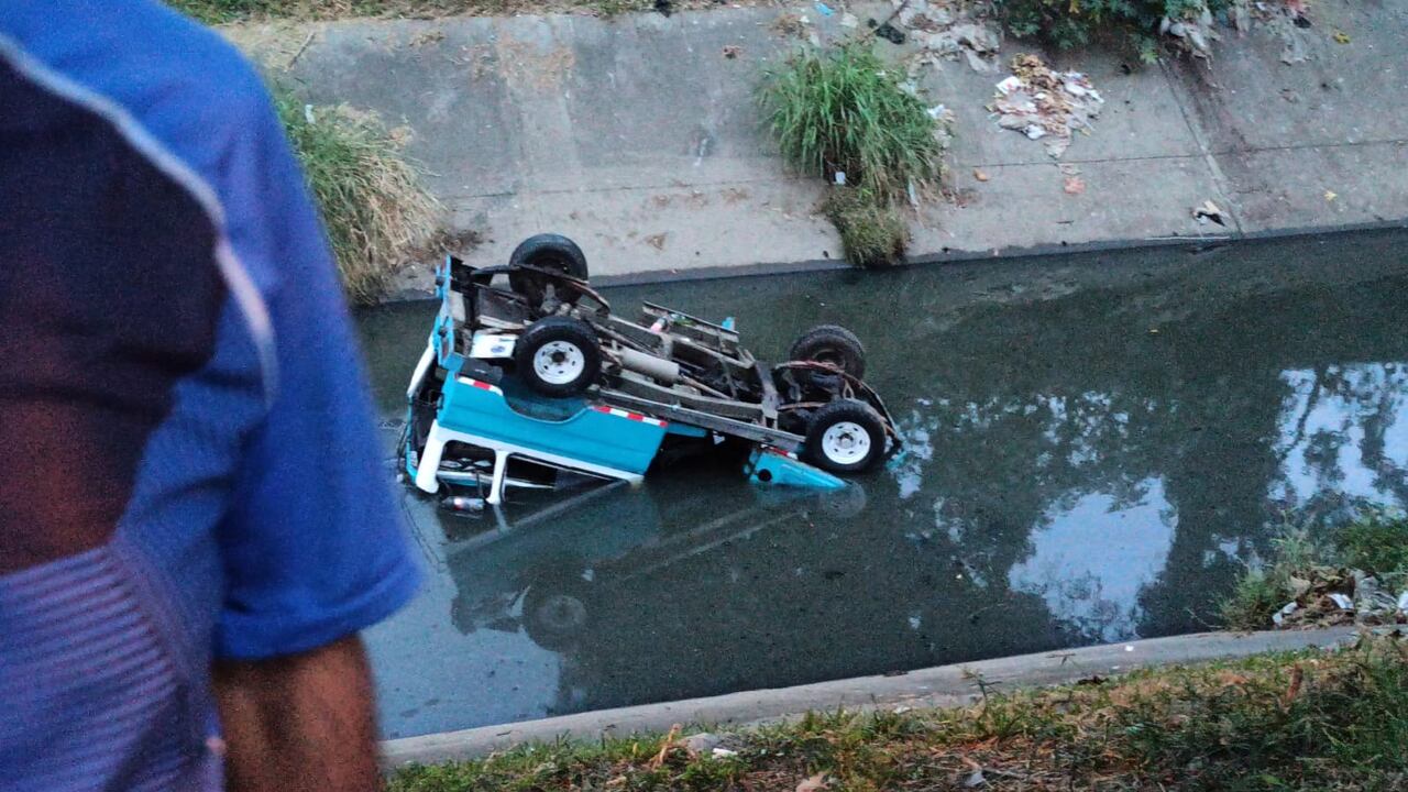 Personal de la Secretaría de Movilidad está en el sitio atendiendo la emergencia.