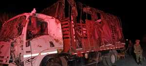 Así quedó el camión militar tras la activación de dos cargas explosivas que ubicaron a un costado de la carretera Panamericana, ataque registrado en la noche de este lunes 24 de marzo.