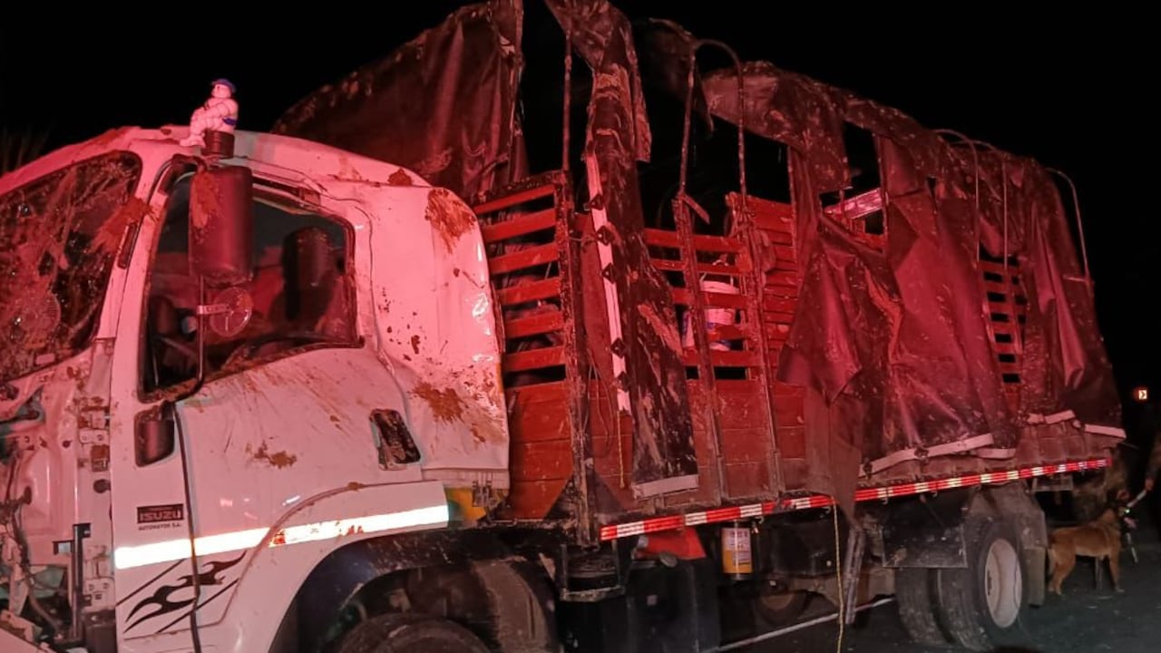 Así quedó el camión militar tras la activación de dos cargas explosivas que ubicaron a un costado de la carretera Panamericana, ataque registrado en la noche de este lunes 24 de marzo.