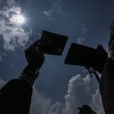 Un hombre usa un espejo protector para observar el eclipse solar en Palembang, Indonesia, el 20 de abril de 2023. El eclipse solar híbrido es un tipo único de eclipse solar que experimenta dos fases simultáneamente, a saber, la fase de anillo y la fase total.