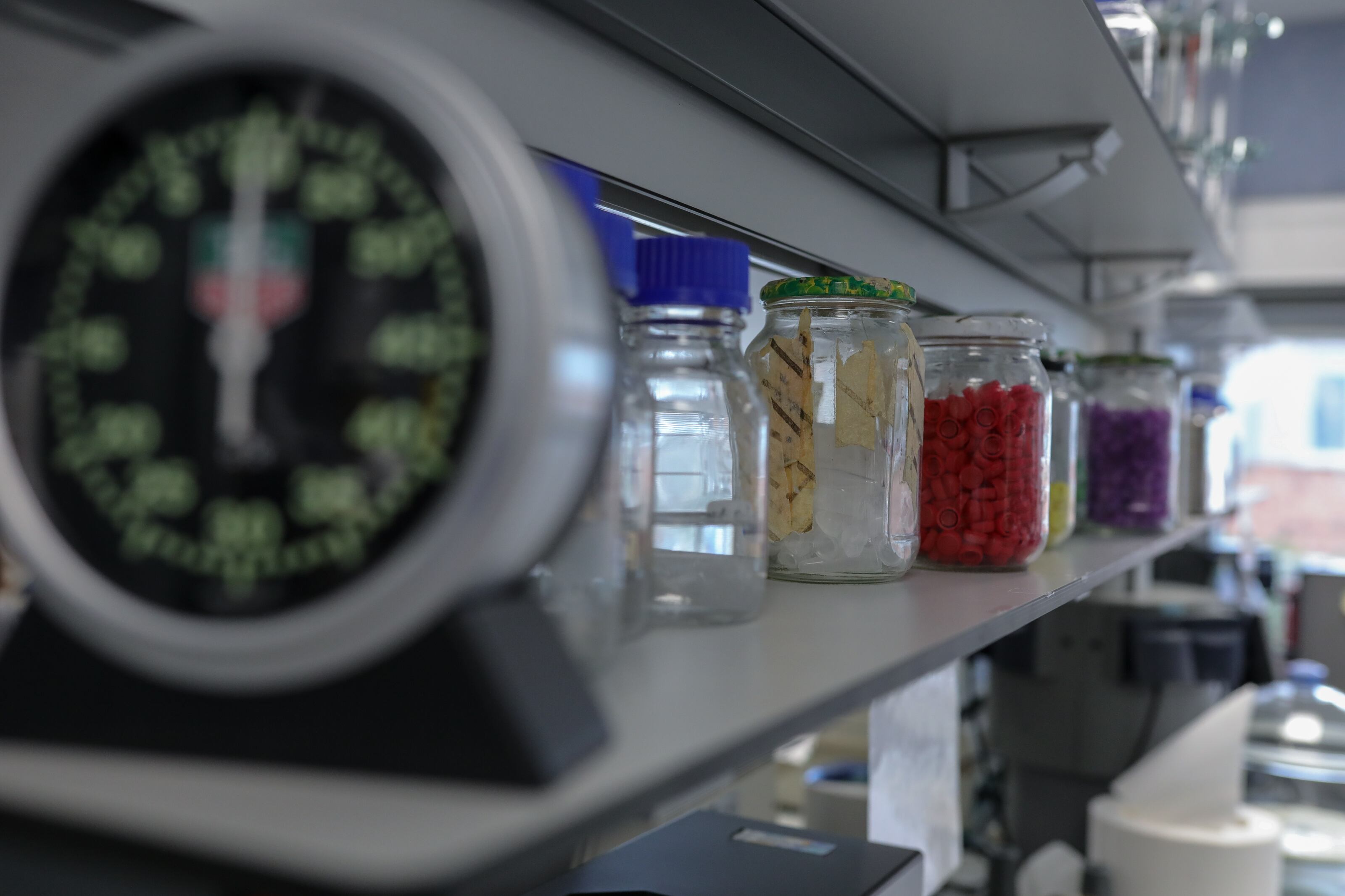 Frascos y cronómetro en el Centro Nacional de Microbiología, en Majadahonda/Madrid (España) a 28 de enero de 2020.