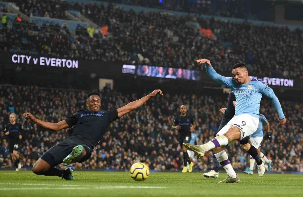 Gabriel Jesús, delantero brasileño del Manchester City, dispara a la portería rival haciendo que el balón entrara por segunda vez en el arco, en el encuentro entre el equipo celeste y el Everton, en la Premier League, en el Etihad Stadium ubicado en Manchester, al noroeste de Inglaterra, el 1 de enero de 2020. Foto de Oli Scarff/ AFP.  
