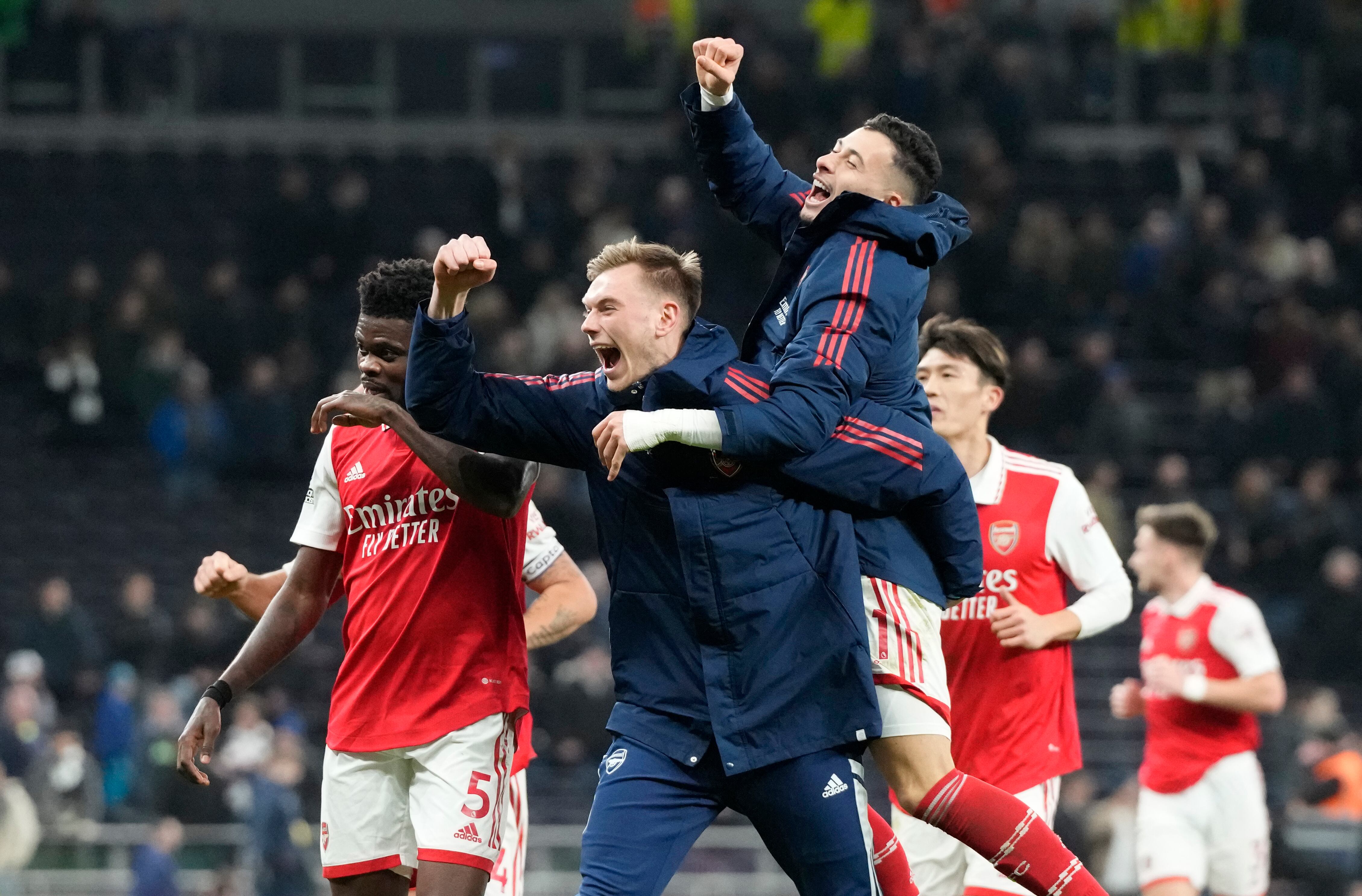Los jugadores del Arsenal celebran su victoria.