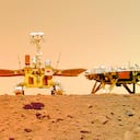 La imagen distribuida por la Administración Nacional Espacial de China (CNSA) el viernes 11 de junio de 2021 muestra el explorador marciano Zhurong cerca de su plataforma de descenso. Fue tomada por una cámara a control remoto colocada por el explorador. (CNSA via AP)