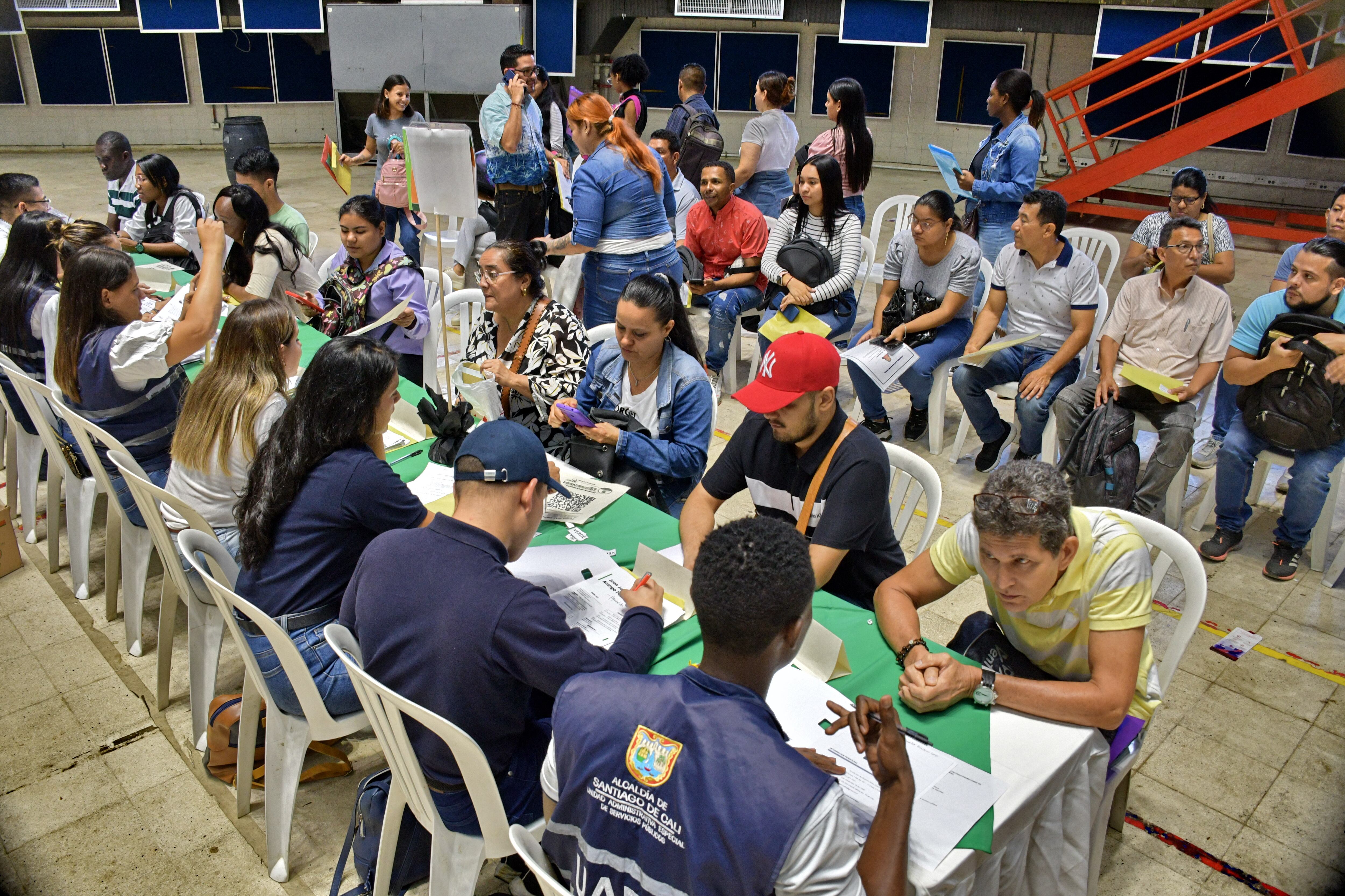 Con miras a cumplir la meta de crear 1000 empleos en Cali, este miércoles, 22 de mayo, se dio inicio a la feria de empleo en la ciudad, la cual, hasta ahora, ha recibido a más de 1200 personas. Fotos Raúl Palacios / El Pais / 22 de Mayo 22 del 2023 Cali.