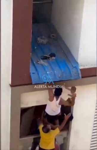Bebé se salva de caer de un segundo piso