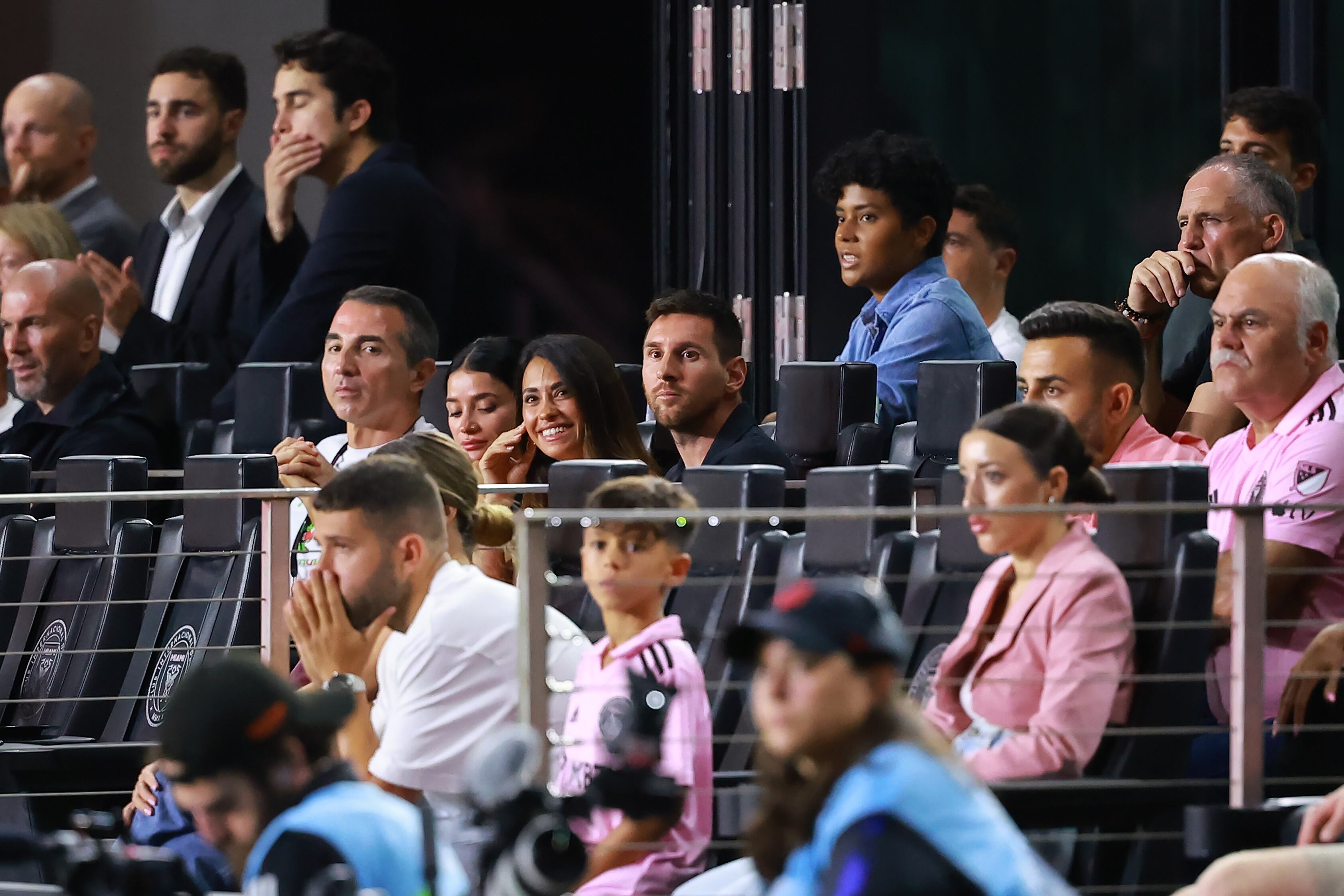 Lionel Messi # 10 de Inter Miami observa desde las gradas contra el Houston Dynamo durante la final de la Copa Abierta de Estados Unidos 2023 en el estadio DRV PNK el 27 de septiembre de 2023 en Fort Lauderdale, Florida. (Foto de Héctor Vivas/Getty Images)