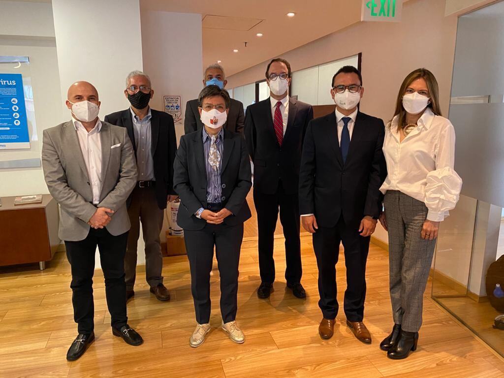 Gerente de la Empresa Metro de Bogotá, Andrés Escobar Uribe, con la alcaldesa Claudia López y otros miembros de la junta directiva.