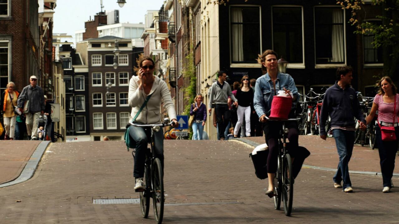 La bici invita a la gente a probar otro estilo de vida y a ver la ciudad desde otra perspectiva.
