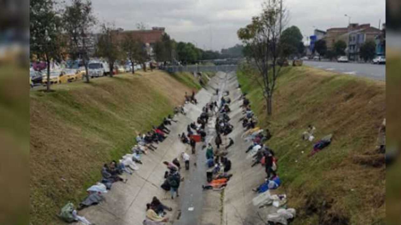 Aproximadamente 300 personas se instalaron en el caño de la sexta con carrera 30 desde de que fue intervenido el Bronx.