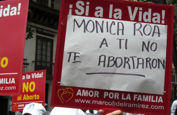 Las consignas en contra de la defensora de derechos Mónica Roa se escucharon a lo largo de toda la mañana "Monica Roa no me representa" gritaban las manifestantes.