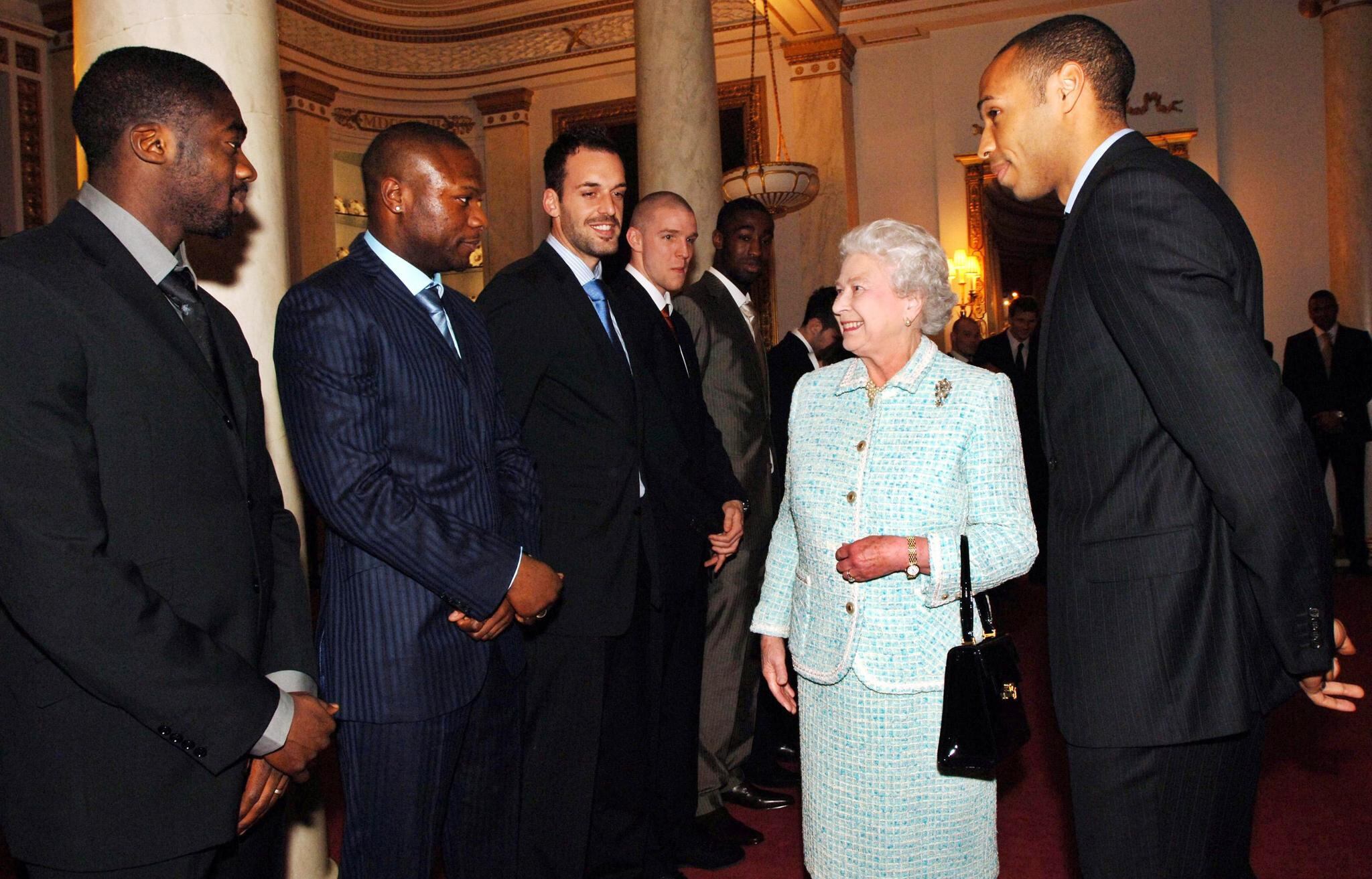 Reina Isabel II con jugadores del Arsenal en el año 2007.