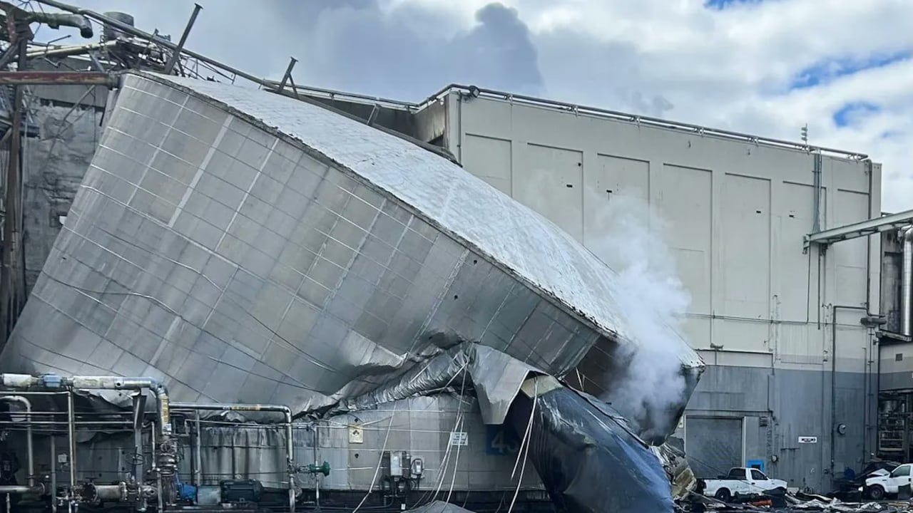 Los equipos de rescate tardaron horas en ingresar completamente al área debido a la inestabilidad estructural del tanque y la presencia de residuos químicos corrosivos.