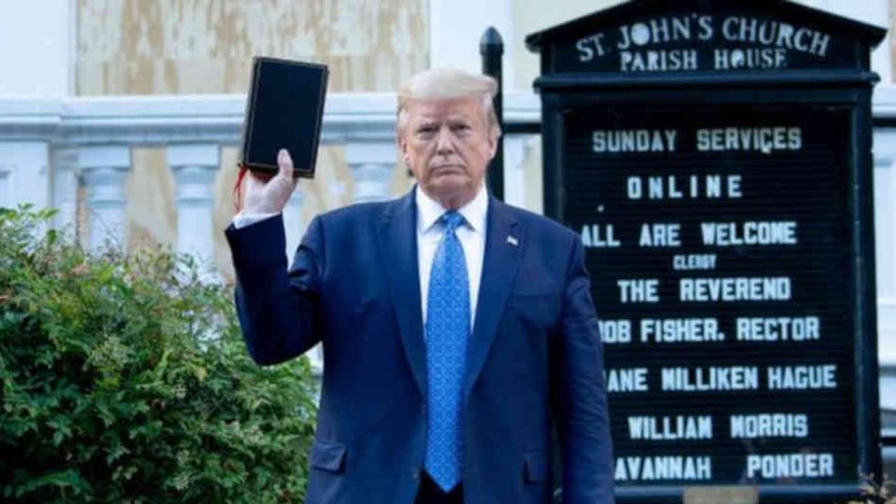 Trump posó frente a una iglesia dañada poco después de que la policía usara gases lacrimógenos para dispersar a los manifestantes cercanos.