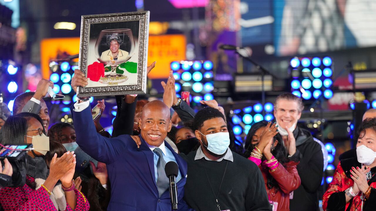 Eric Adams sostiene una foto enmarcada de su madre, en su juramentación como alcalde de Nueva York durante la celebración de la víspera de Año Nuevo de Times Square la madrugada del domingo 1 de enero de 2022, en Nueva York. (Photo by Ben Hider/Invision/AP)
