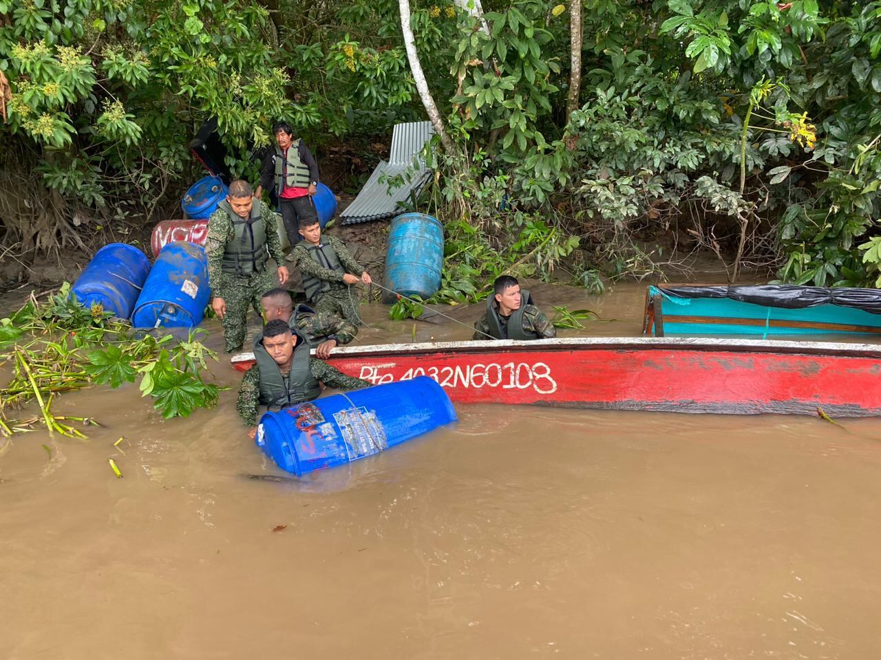 Las tropas también rescataron la embarcación.