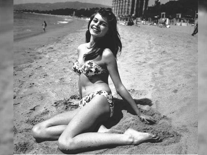 Brigitte Bardot. En  el Festival de Cannes de 1953, la actriz que apenas hacía sus pinitos en el cine, causó sensación con un bikini que destacaba sus curvas. Ella catapultó su carrera y a su paso la del bikini.