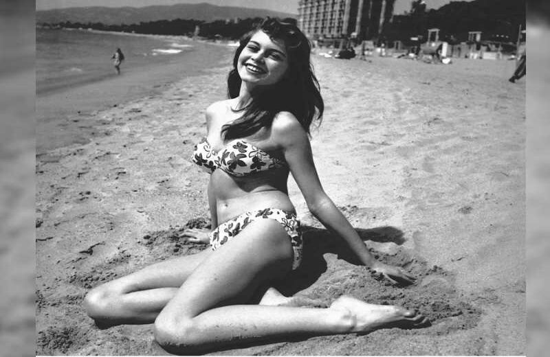 Brigitte Bardot. En el Festival de Cannes de 1953, la actriz que apenas hacía sus pinitos en el cine, causó sensación con un bikini que destacaba sus curvas. Ella catapultó su carrera y a su paso la del bikini.