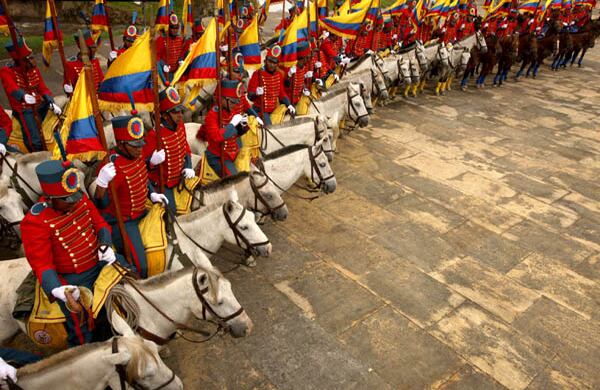  A la celebración no pudieron asistir el presidente de la República, Álvaro Uribe Vélez, ni el nuevo Ministro de Defensa, Gabriel Silva Luján, debido al mal tiempo. 
