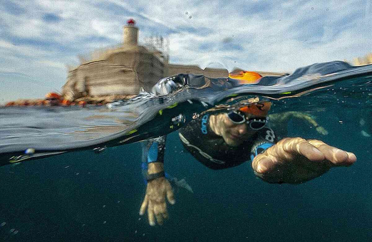 21 de junio - Un nadador compite en el evento Le Defi Monte-Cristo en el Chateau d'If, frente a las costas de Marsella.  FOTO: Boris HORVAT / AFP