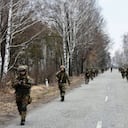 Soldados ucranianos patrullando sectores fronterizos de su país