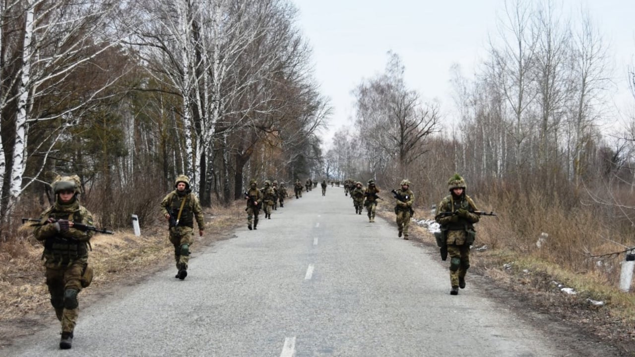 Imagen de referencia/ Soldados ucranianos patrullando sectores fronterizos de su país