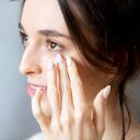 Arrugas en el contorno de los ojos.