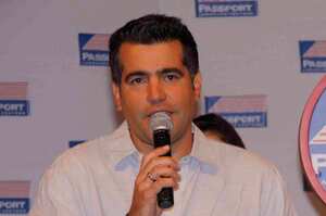 Carlos Calero nació en Barranquilla el 29 de junio de 1969, ha sido animador de varios programas de televisión de noticias y entretenimiento.