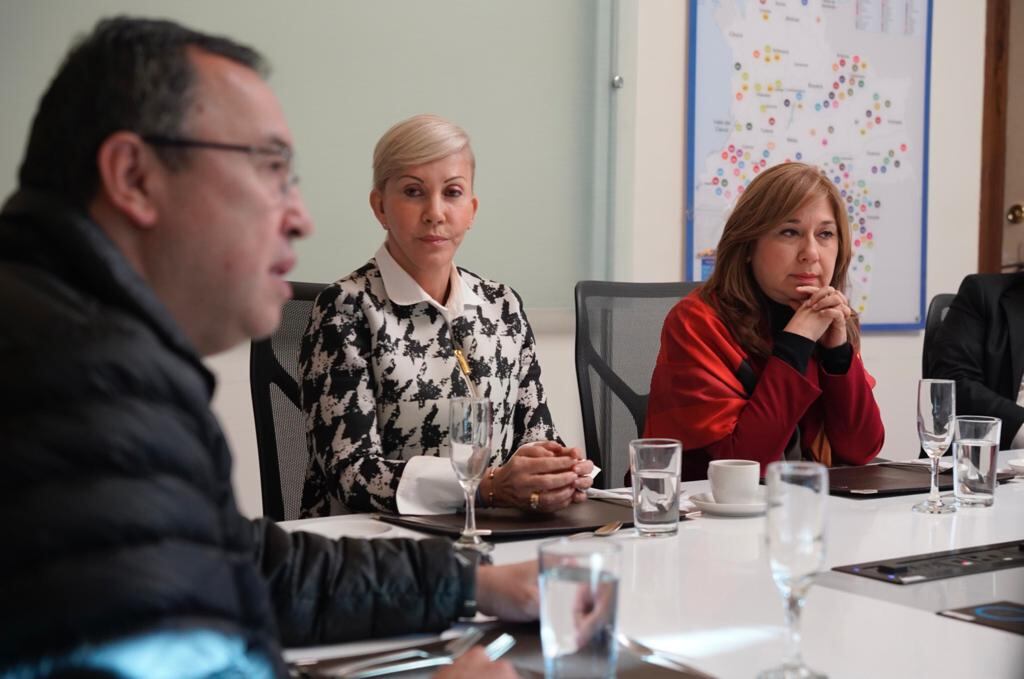 La directora del Partido de La U y la senadora Norma Hurtado escuchan al ministro del Interior, Alfonso Prada, en la reunión de este martes.