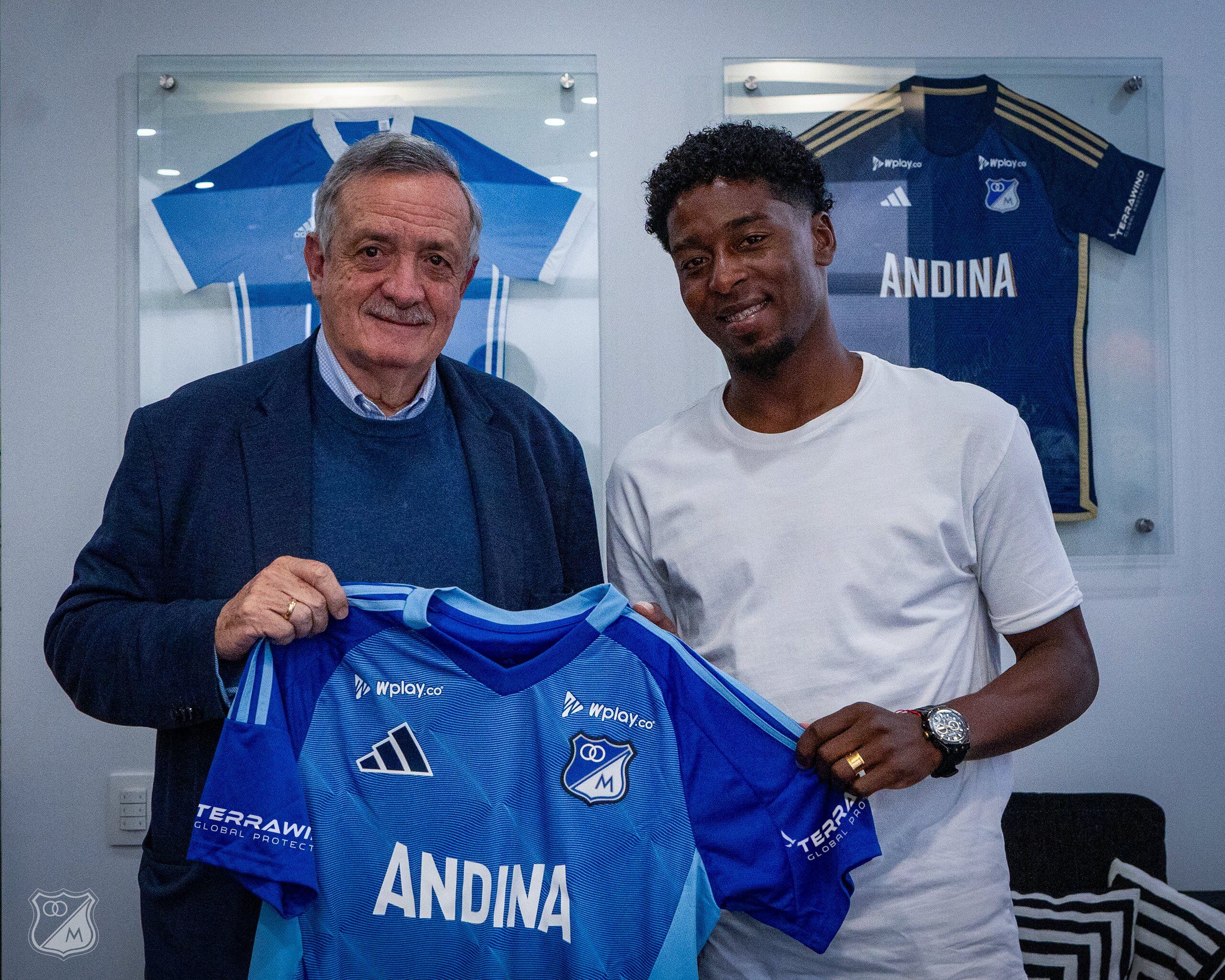 Enrique Camacho posando junto a Dewar Victoria tras la renovación.