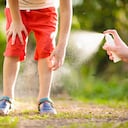 Cubrir brazos y piernas y usar repelente es clave para evitar el dengue.