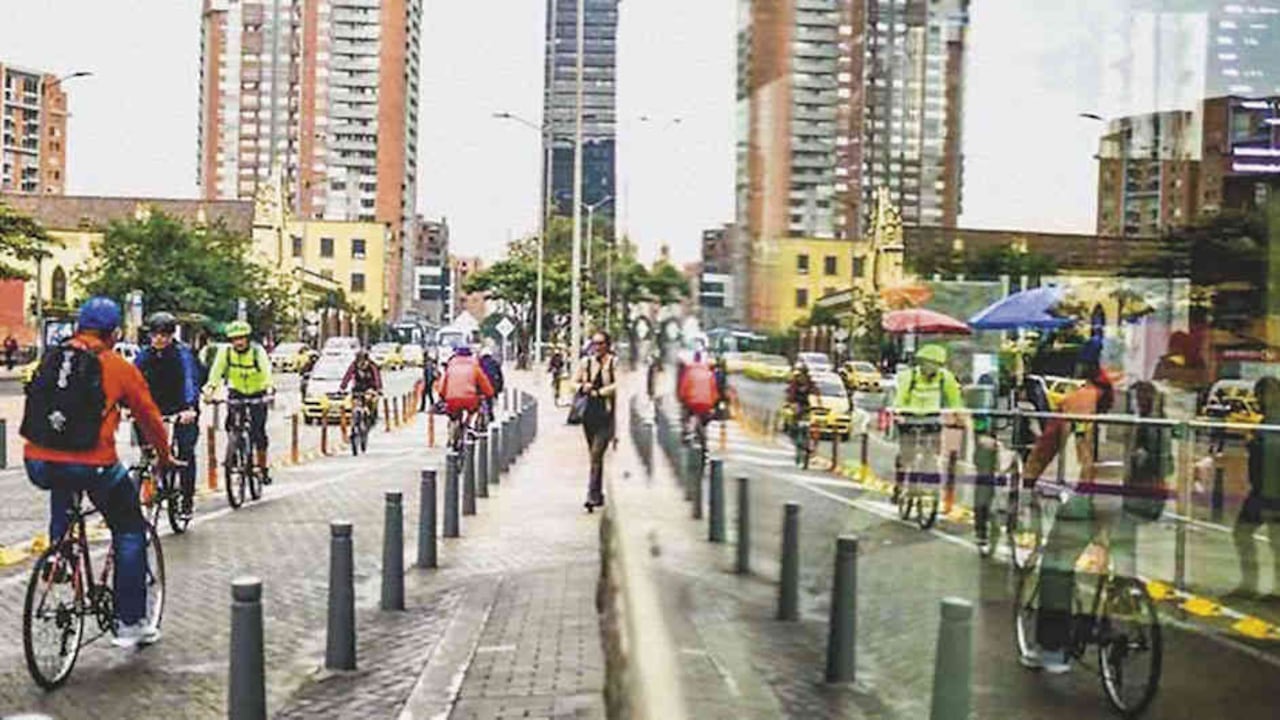 La alcaldesa Claudia López centra su modelo de movilidad en los trenes eléctricos y la bicicleta.