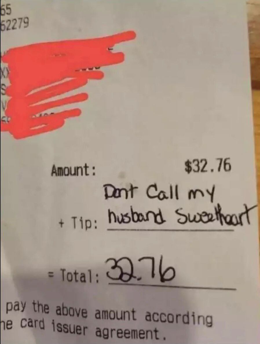 La mesera se mostró indignada por la actitud de la comensal