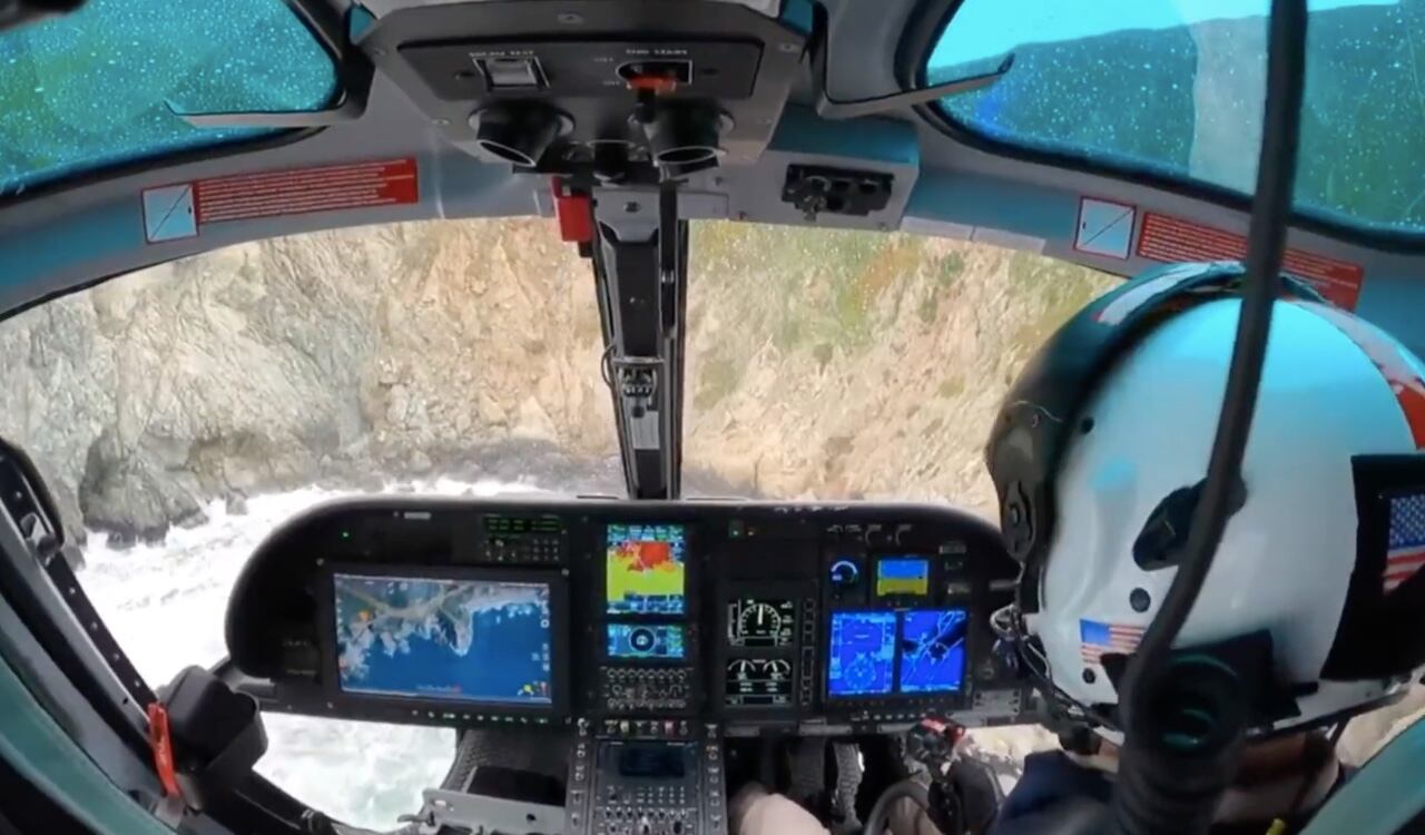 En un helicóptero, las autoridades de Estados Unidos rescataron a cuatro ocupantes de un carro Tesla que cayó a un precipicio