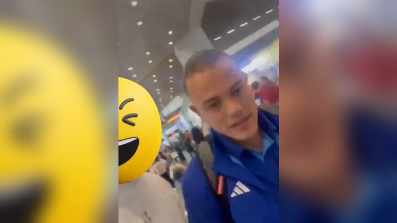El hincha increpó a Castro en el aeropuerto de Bogotá.