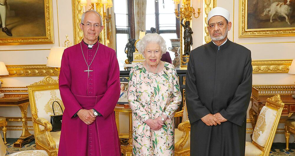  Horacio Alberto Robledo hizo varios montajes en redes sociales para presentarse como obispo anglicano, pero está demostrado que no pertenece a esa comunidad religiosa.