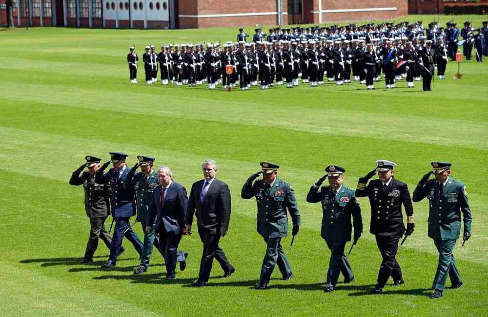 El presidente Iván Duque decidió cambiar la cúpula militar después de cumplir 100 días de gobierno. El presidente calificó los movimientos como una transición positiva y negó que hubiera razones políticas o ideológicas para los movimientos. Foto: León Darío Peláez / SEMANA